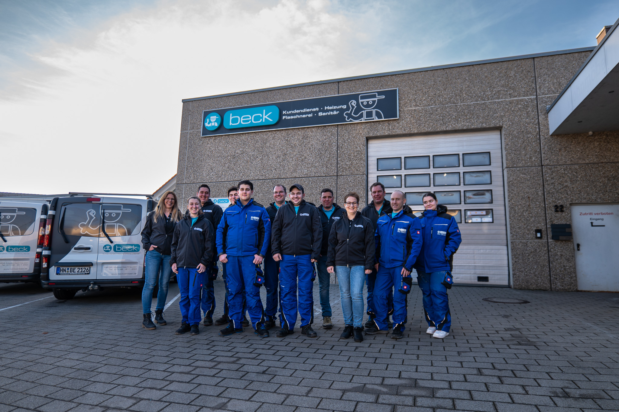 Das Beck-Team vor dem Firmengebäude in Massenbachhausen mit den Firmenfahrzeugen